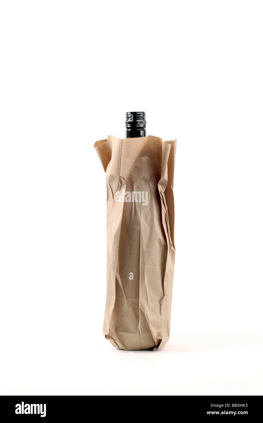 Alcohol brown paper bag Banque d'images détourées - Alamy