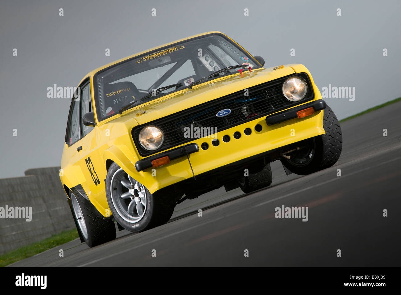 La race jaune prêt Ford Escort Banque D'Images