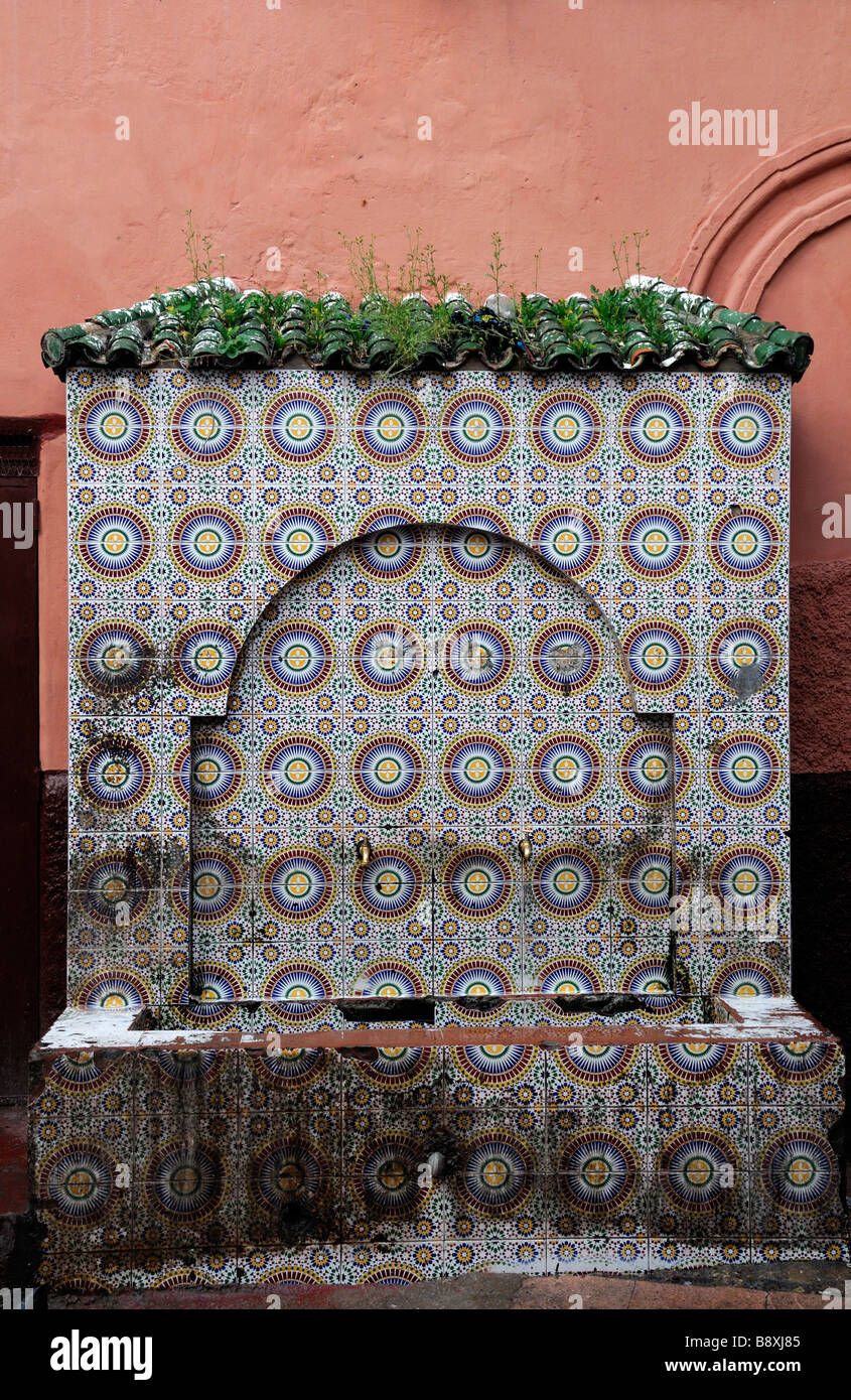Coloré zelig carreaux émaillés carrelage mural gare vieille Medina market Place des Nations Unies Casablanca Maroc Banque D'Images