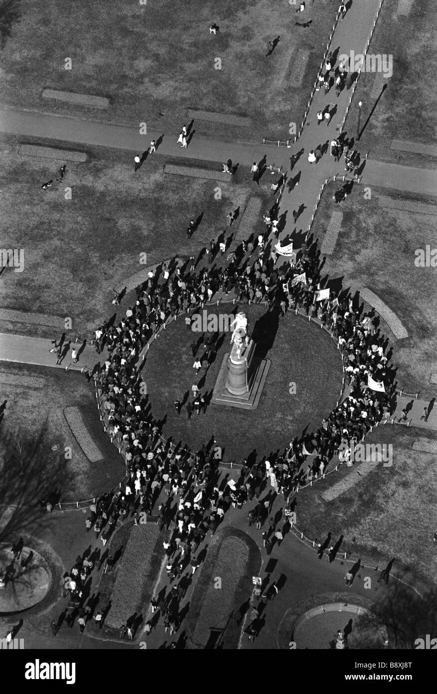 L'adoption d'une statue de George Washington dans le jardin public de la guerre du Vietnam contre les manifestants mars à un rassemblement sur le Boston Common Banque D'Images