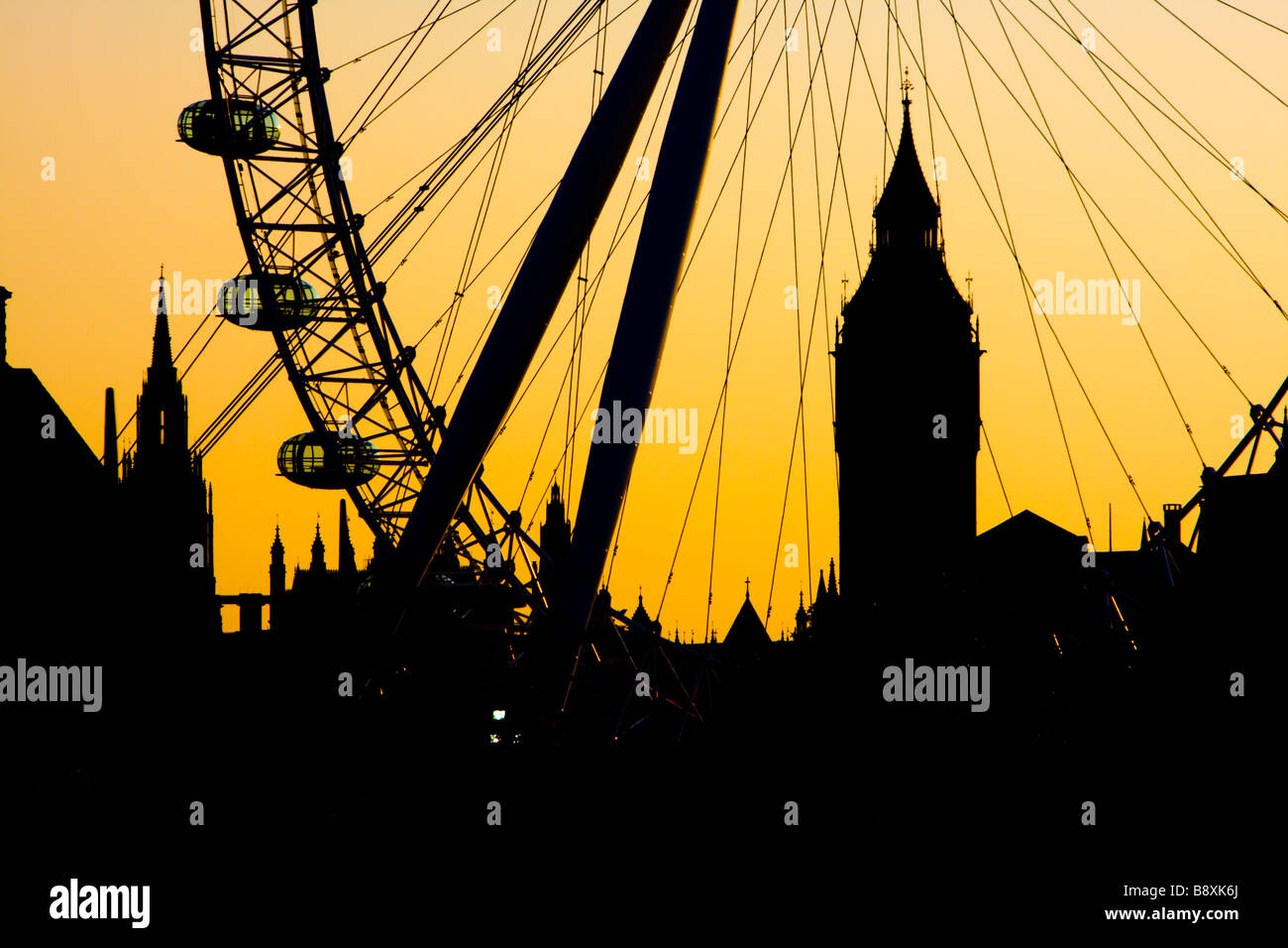 Soirée coucher du soleil la silhouette d'une image du London Eye à Londres centre-ville au coucher du soleil à Westminster et Big Ben en arrière-plan Banque D'Images