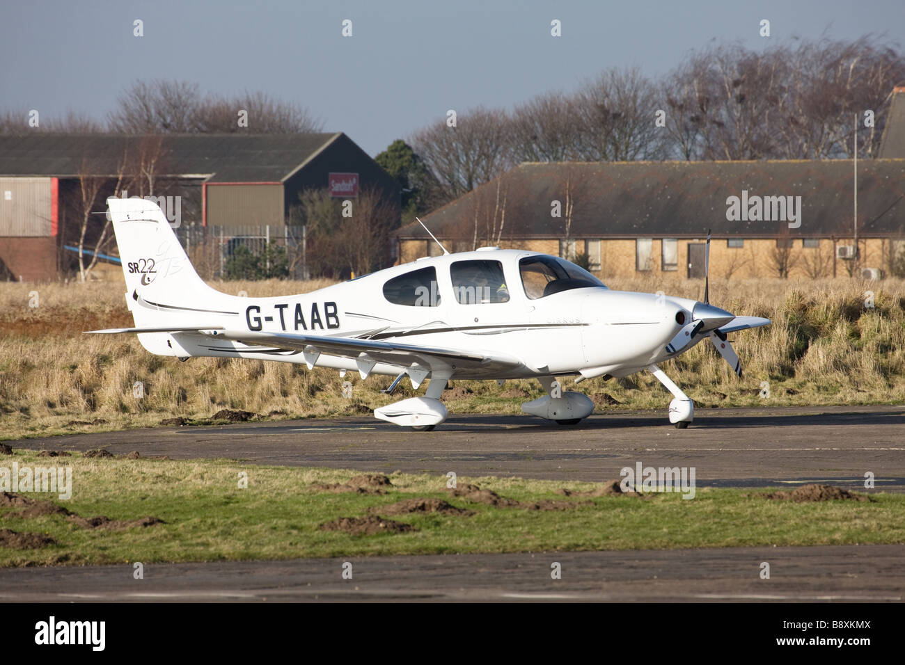 Cirrus SR22 G-TAAB stationnée sur hardstand à Sandtoft Airfield Banque D'Images
