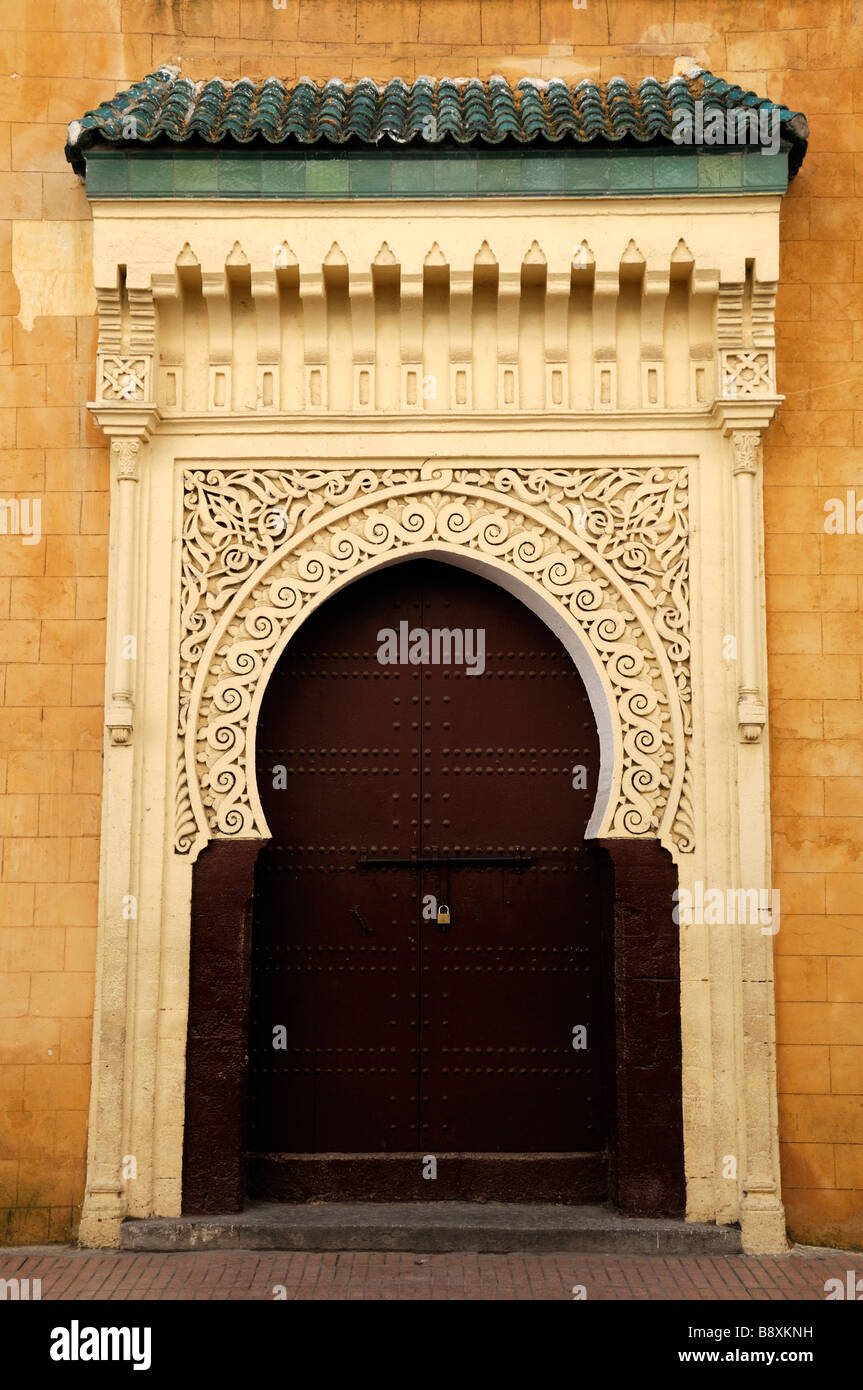 Porte d'entrée ouvragée porte voûtée voûte arcade dans la vieille médina market place casablance maroc Banque D'Images