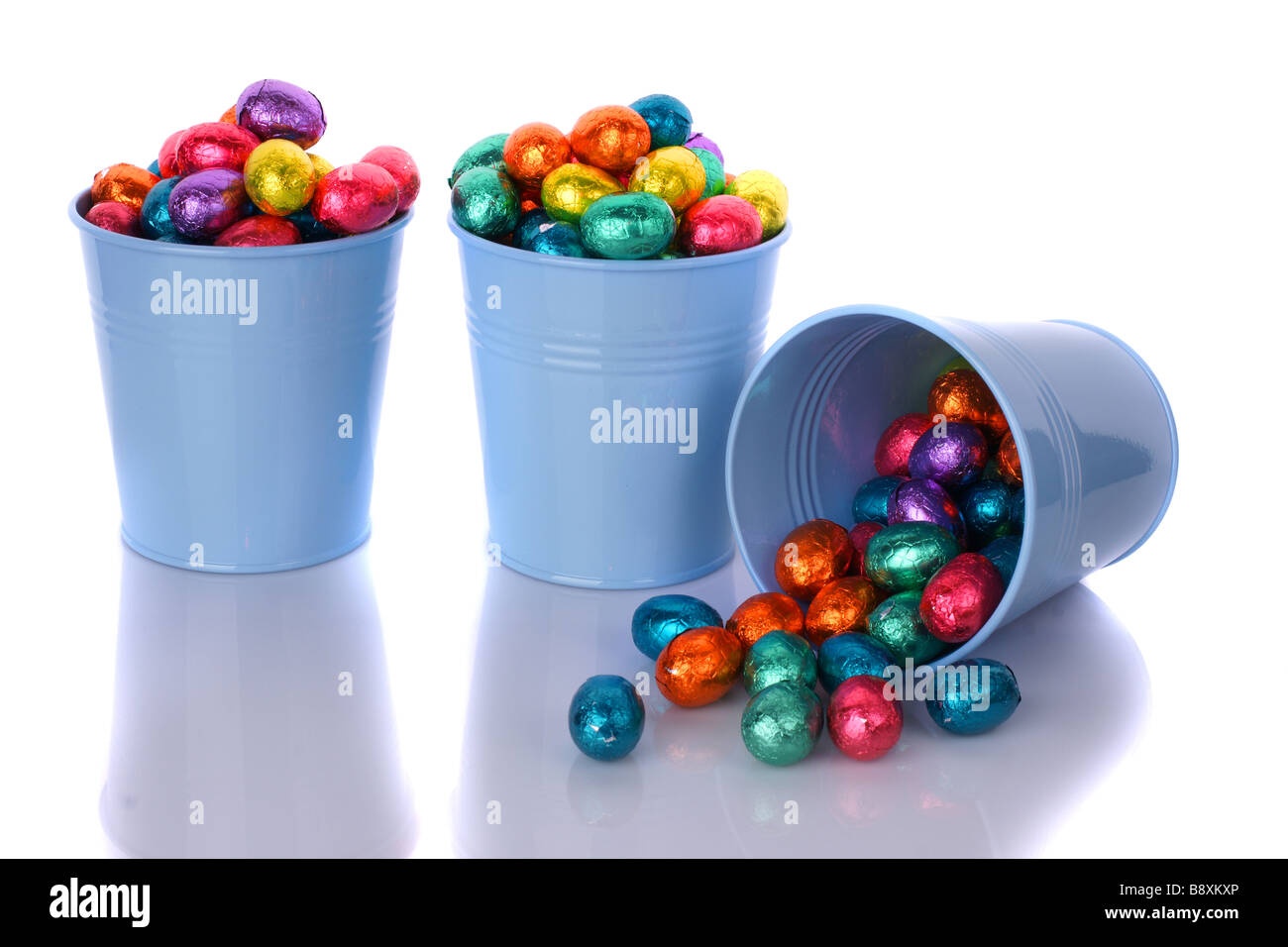 Oeufs de Pâques en chocolat blanc sur les cases Banque D'Images