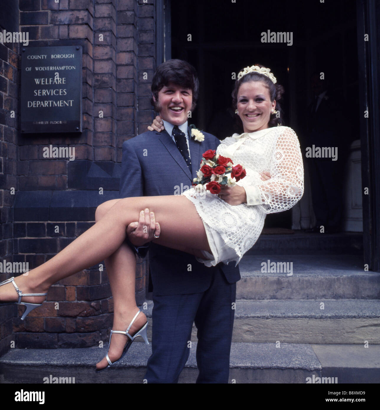 Footballeur loups Peter Knowles avec son épouse Jean lors de leur cérémonie de mariage peu de temps avant de quitter le football pour sa religion Banque D'Images