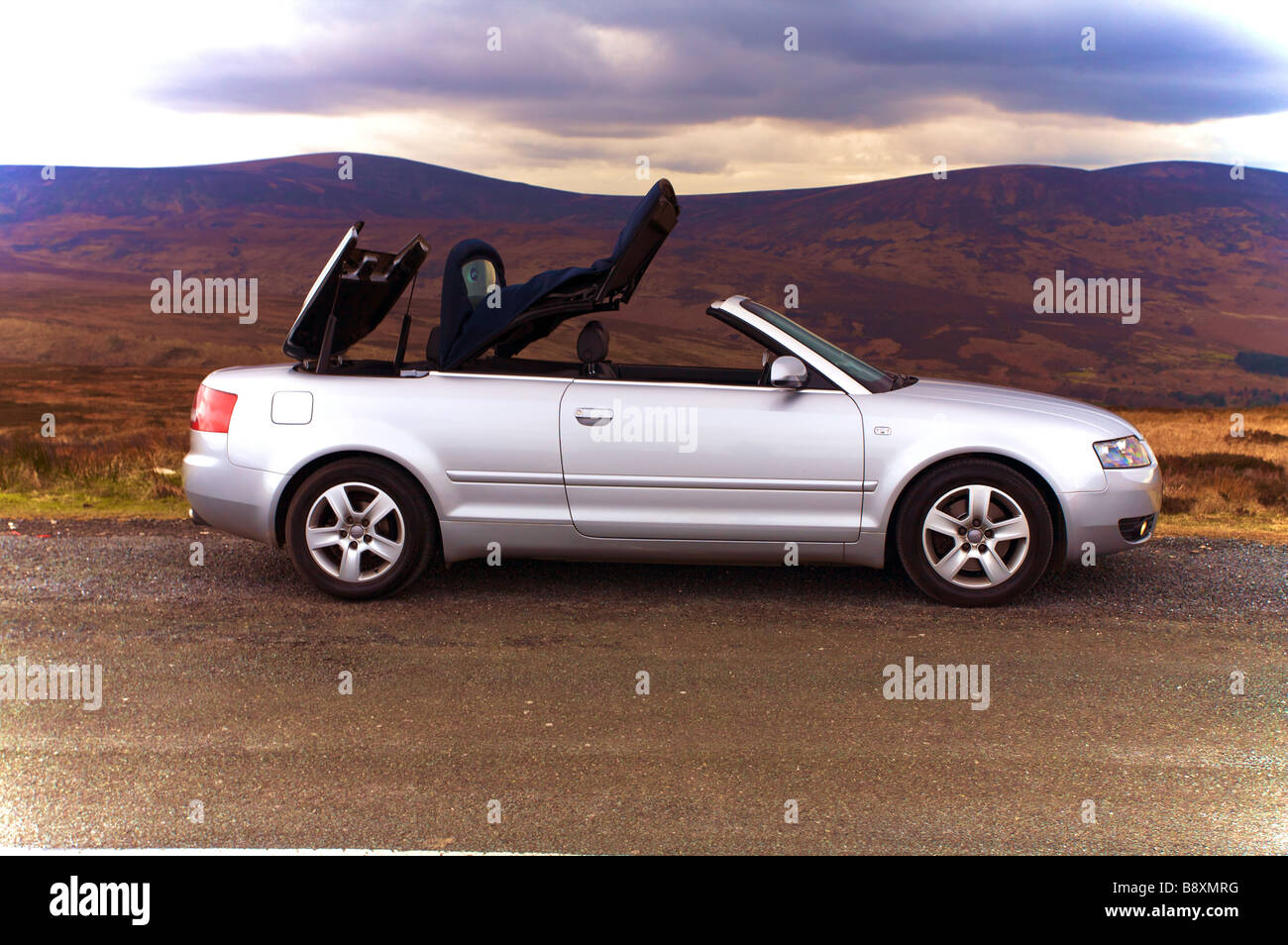 Audi A4 1,8 t d'argent toit décapotable en baisse Banque D'Images