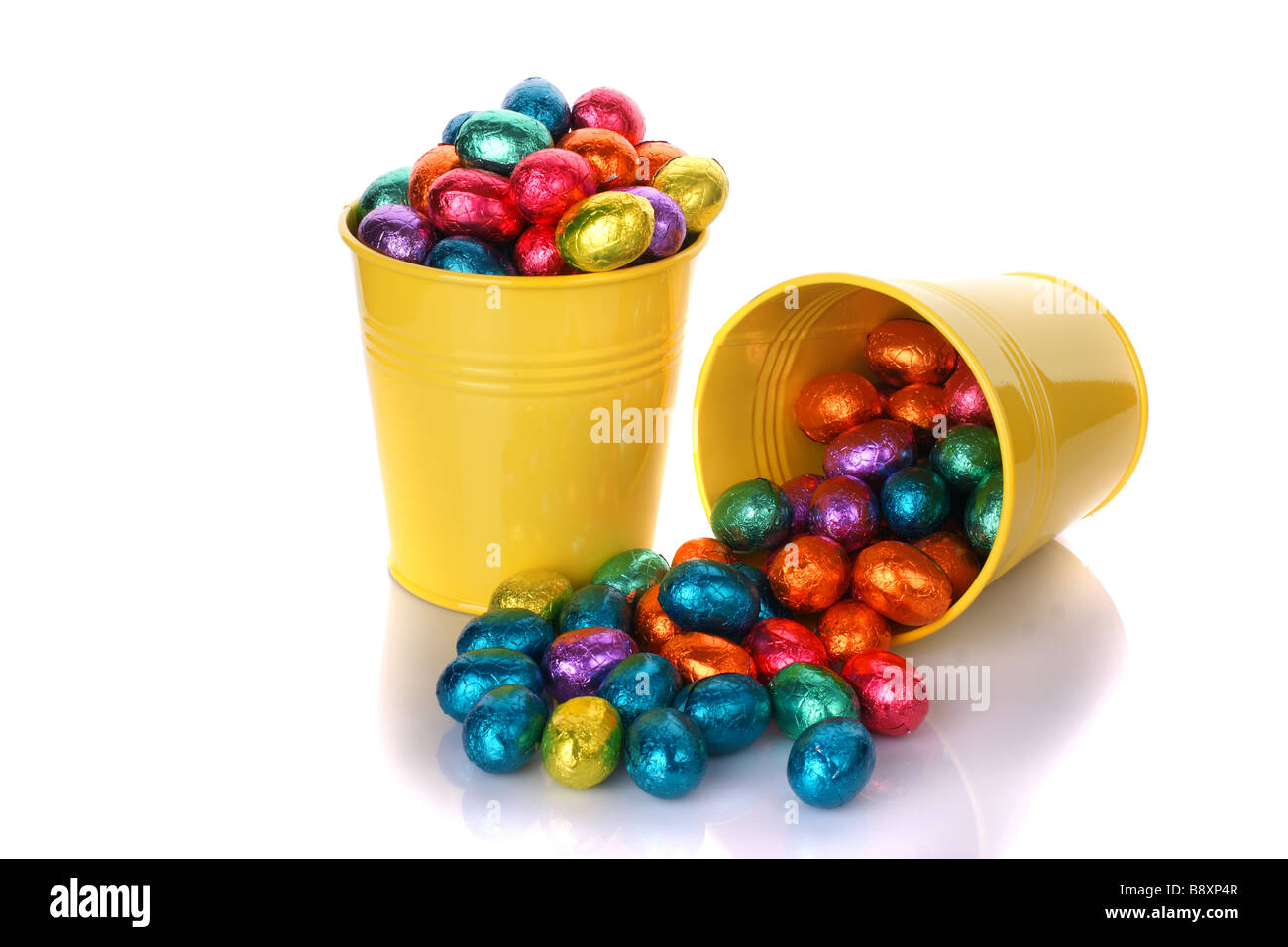 Oeufs de Pâques en chocolat blanc sur les cases Banque D'Images