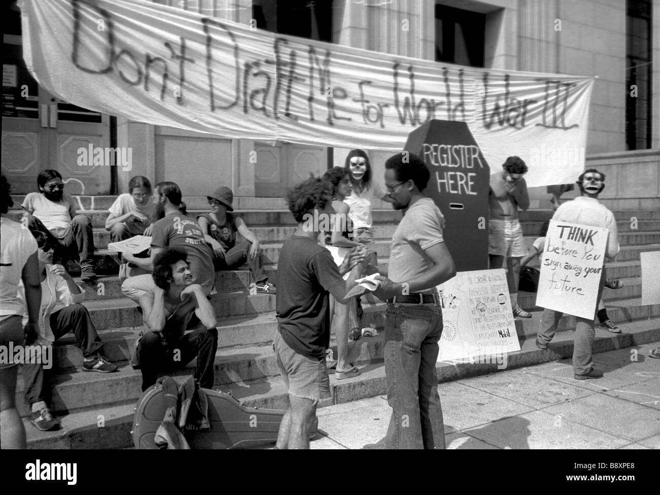 Protestant contre l'imposition de nouveau projet militaire obligatoire pour les hommes d'inscription à l'âge de 18 manifestants rassemblement à l'US Post Office Banque D'Images
