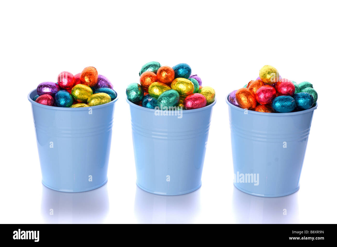 Oeufs de Pâques en chocolat blanc sur les cases Banque D'Images