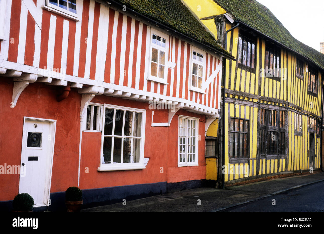 Maisons à colombages lavé couleur Water Street Lavenham Suffolk cité médiévale au charme de l'architecture domestique anglais Tudor pittoresque de charme Banque D'Images