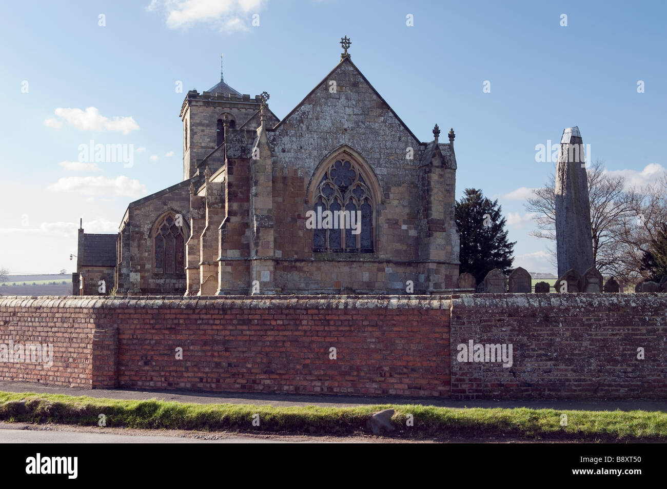 Rudston 'All Saints' Church et monolith 'East Yorkshire' Humberside 'Grande-bretagne' Banque D'Images