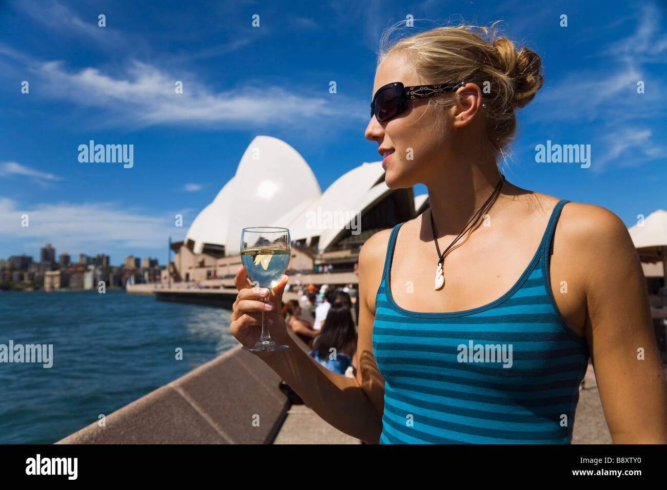 Une femme bénéficie d'un verre au bar de l'Opéra sur le port de Sydney. Sydney, New South Wales, Australia Banque D'Images