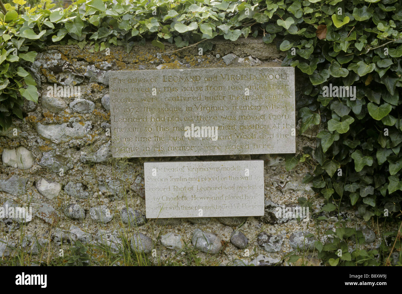Deux plaques commémoratives dédiées à Virginia et Leonard Woolf sur le mur dans le jardin à Monk s House Banque D'Images