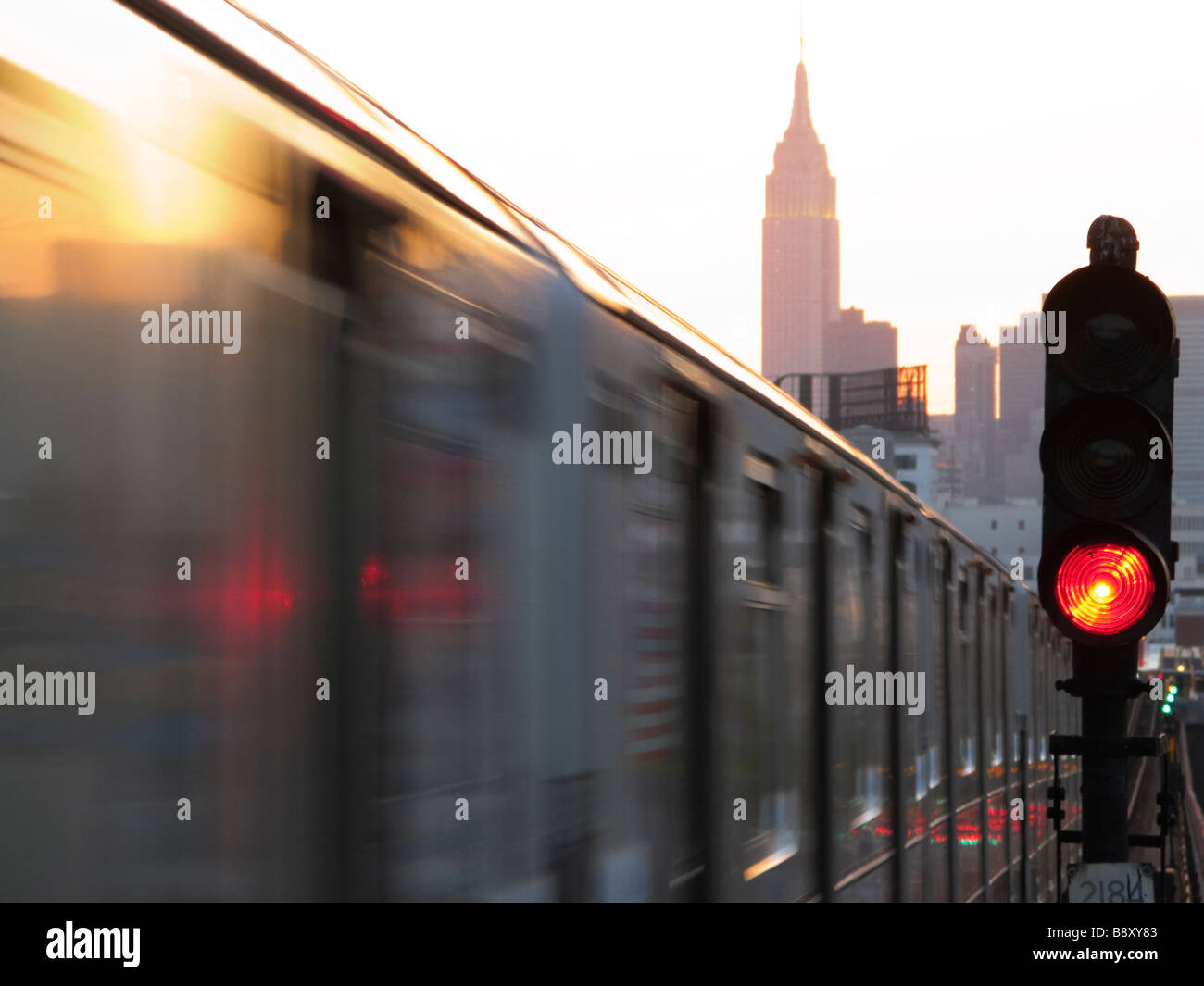 Empire State Building et Manhattan au coucher du soleil avec sept Line Subway train de Sunnyside Queens New York NY Banque D'Images Empire State Building et Manhattan au coucher du soleil avec sept Line Subway train de Sunnyside Queens New York NY Banque D'Images