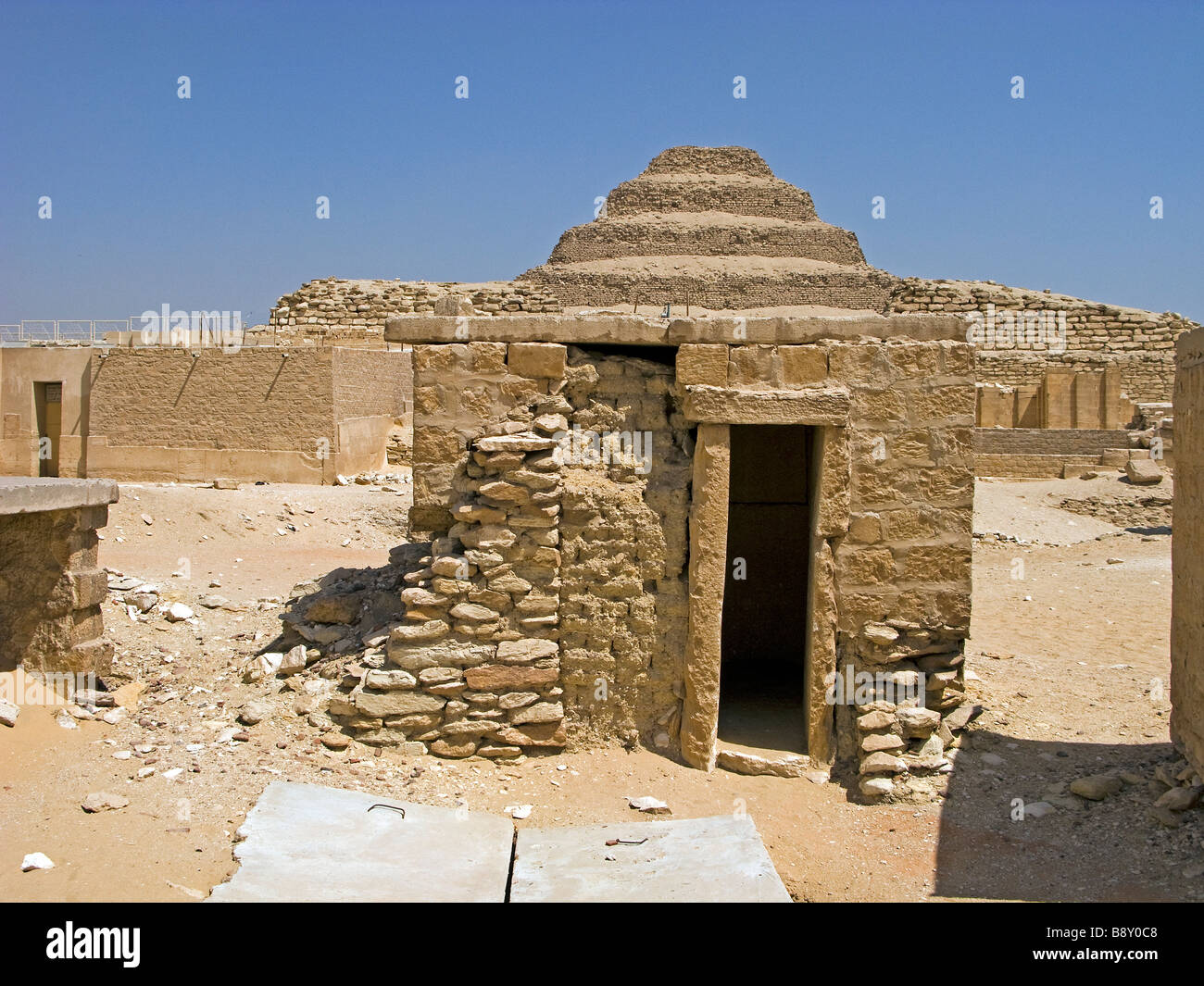 Entrée d'un tombeau dans le complexe de la pyramide à Saqqara ou Sakkarah Saqqarah en Egypte Banque D'Images