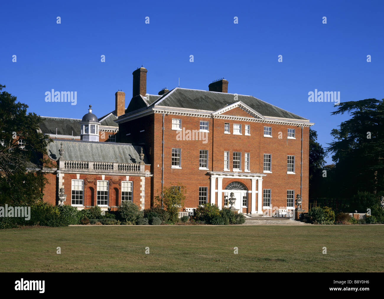 L'avant de Hatchlands Park construit dans les années 1750 pour l'Amiral Boscawen situé dans un magnifique parc de Repton Banque D'Images