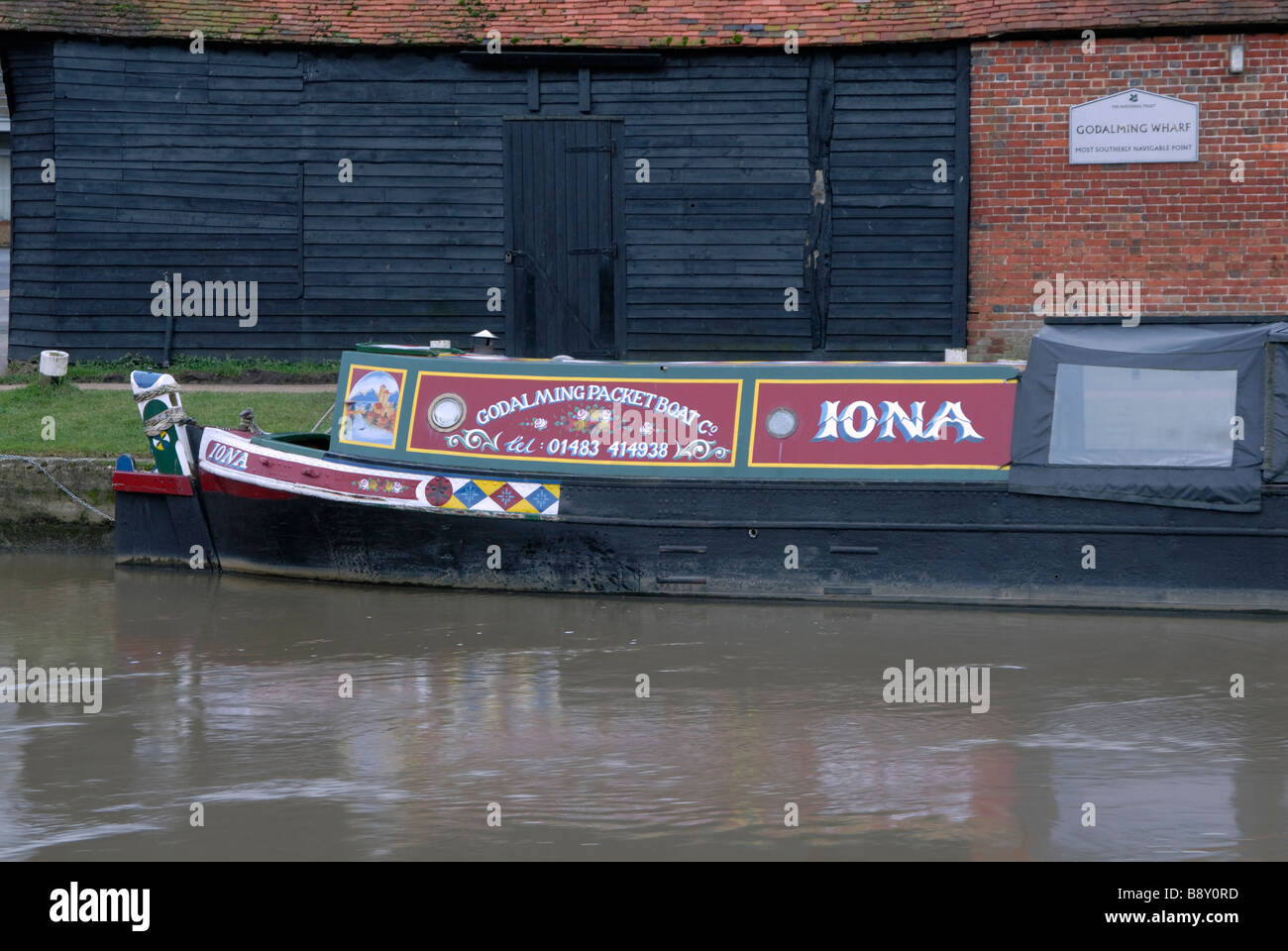 Traditionnellement peints et décorés 15-04 Iona amarré au quai de la rivière Wey Godalming, Navigation, Godalming, Surrey, Angleterre Banque D'Images