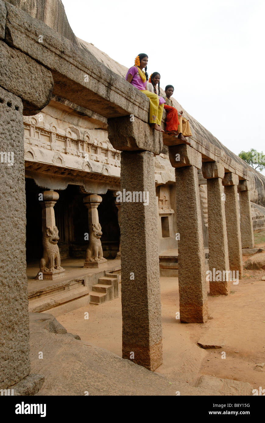 Low angle view of filles et un garçon dans un temple, Ramanuja Mandapa, Mahabalipuram, Tamil Nadu, Inde Banque D'Images