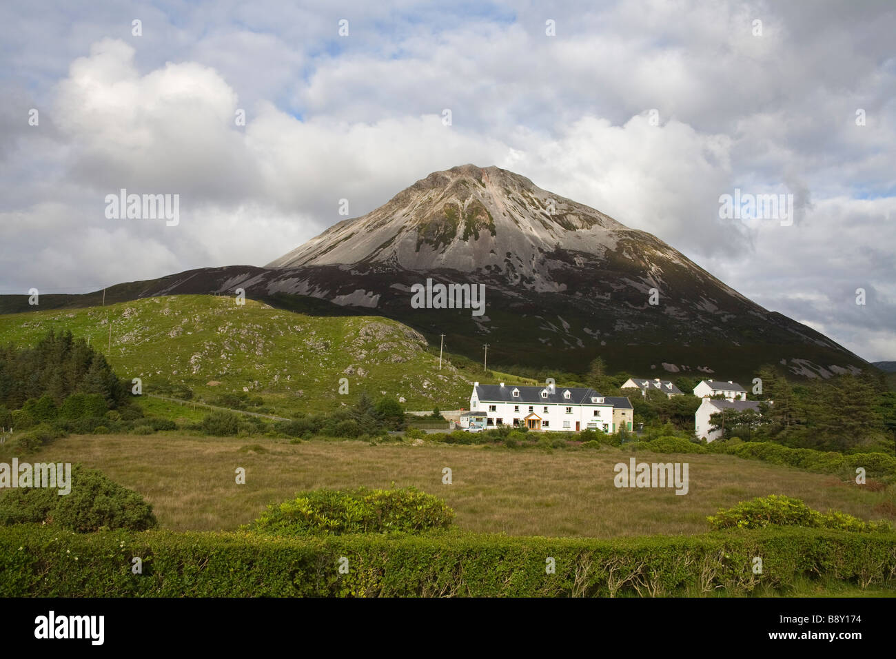 Maisons sous une montagne, le Mont Errigal, Dunlewy, comté de Donegal, Irlande, Province de l'Ulster Banque D'Images