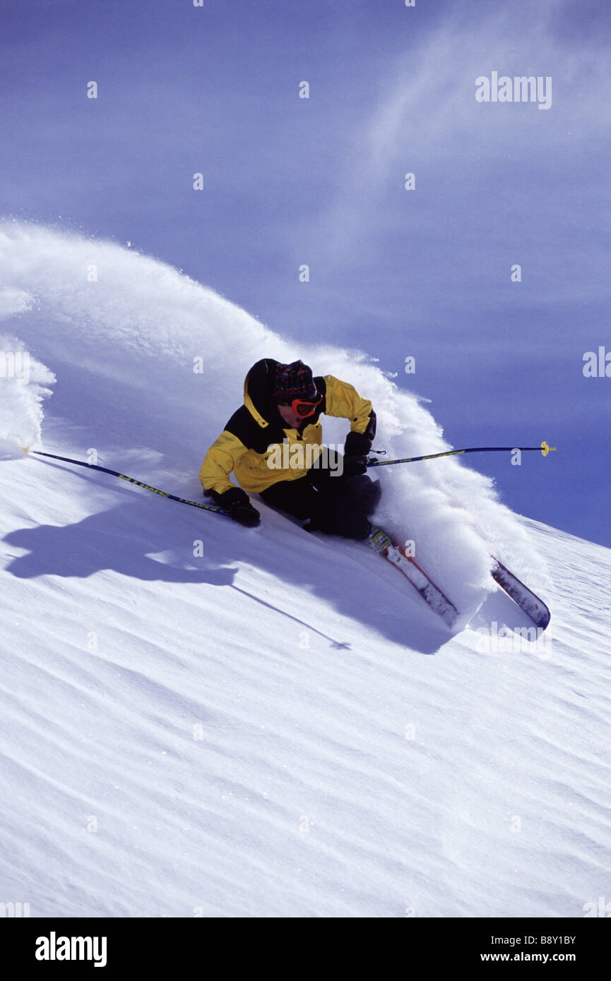 Ski homme sur une montagne couverte de neige, la station de ski de Snowbird, Utah, USA Banque D'Images