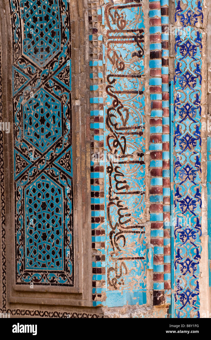 Inscriptions coraniques sur la mosaïque de vitrage Medrese Sircali séminaire construit en 13 siècle par Seldjoukides Konya Turquie Banque D'Images