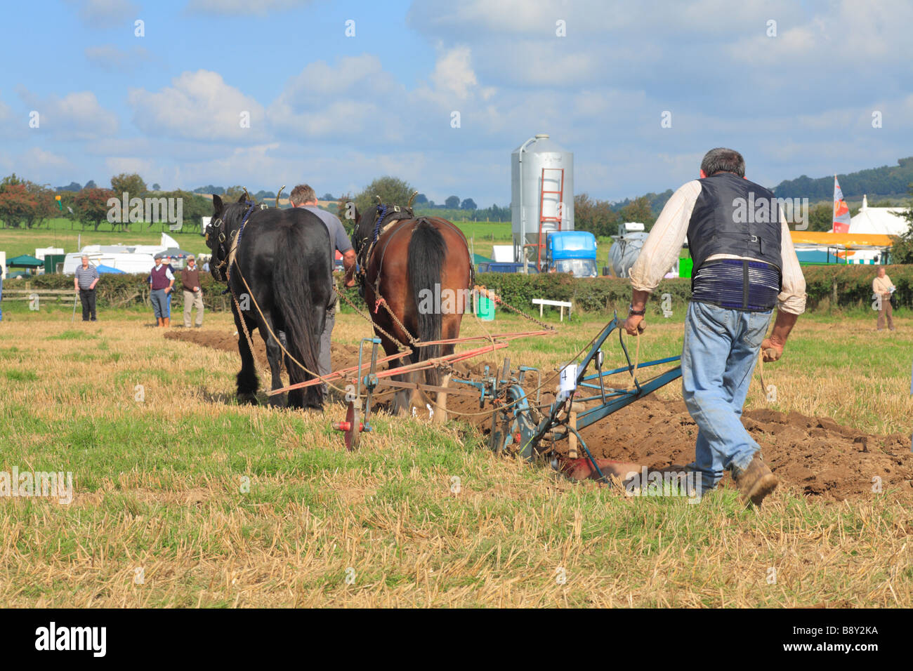 Les chevaux de labour concurrent avec deux chevaux lourds à l'ensemble des pays de Galles Vintage de labour. Près de Walton, Powys, Pays de Galles. Banque D'Images