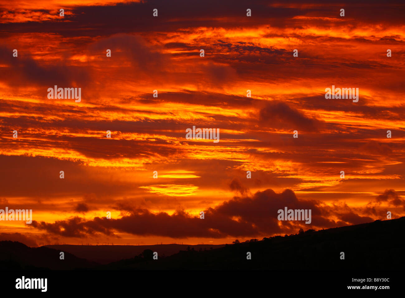 À l'aube. Ciel du matin au lever du soleil. Powys, Pays de Galles, Royaume-Uni. Banque D'Images