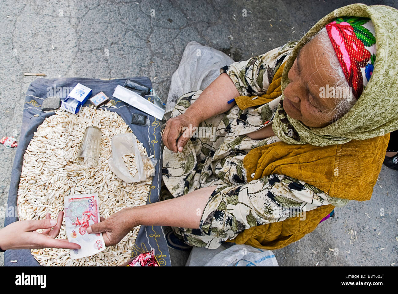 Vieille Femme vendant des graines de tournesol dans la rue, Khiva, Ouzbékistan, l'Asie Banque D'Images