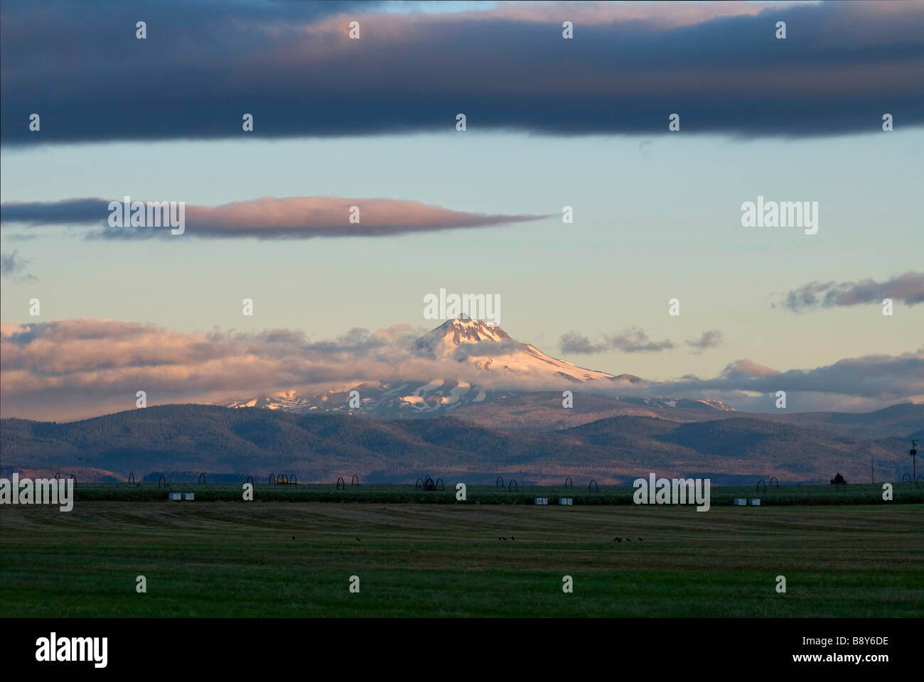 Les nuages au-dessus d'une montagne, Mt Jefferson, Cascades, dans l'Oregon, USA Banque D'Images