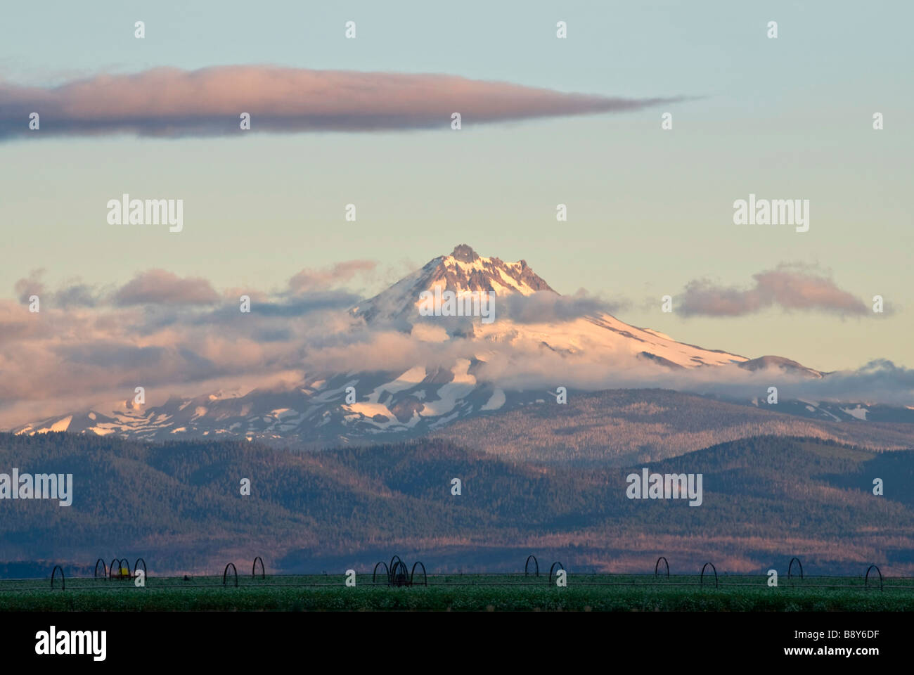 Les nuages au-dessus d'une montagne, Mt Jefferson, Cascades, dans l'Oregon, USA Banque D'Images