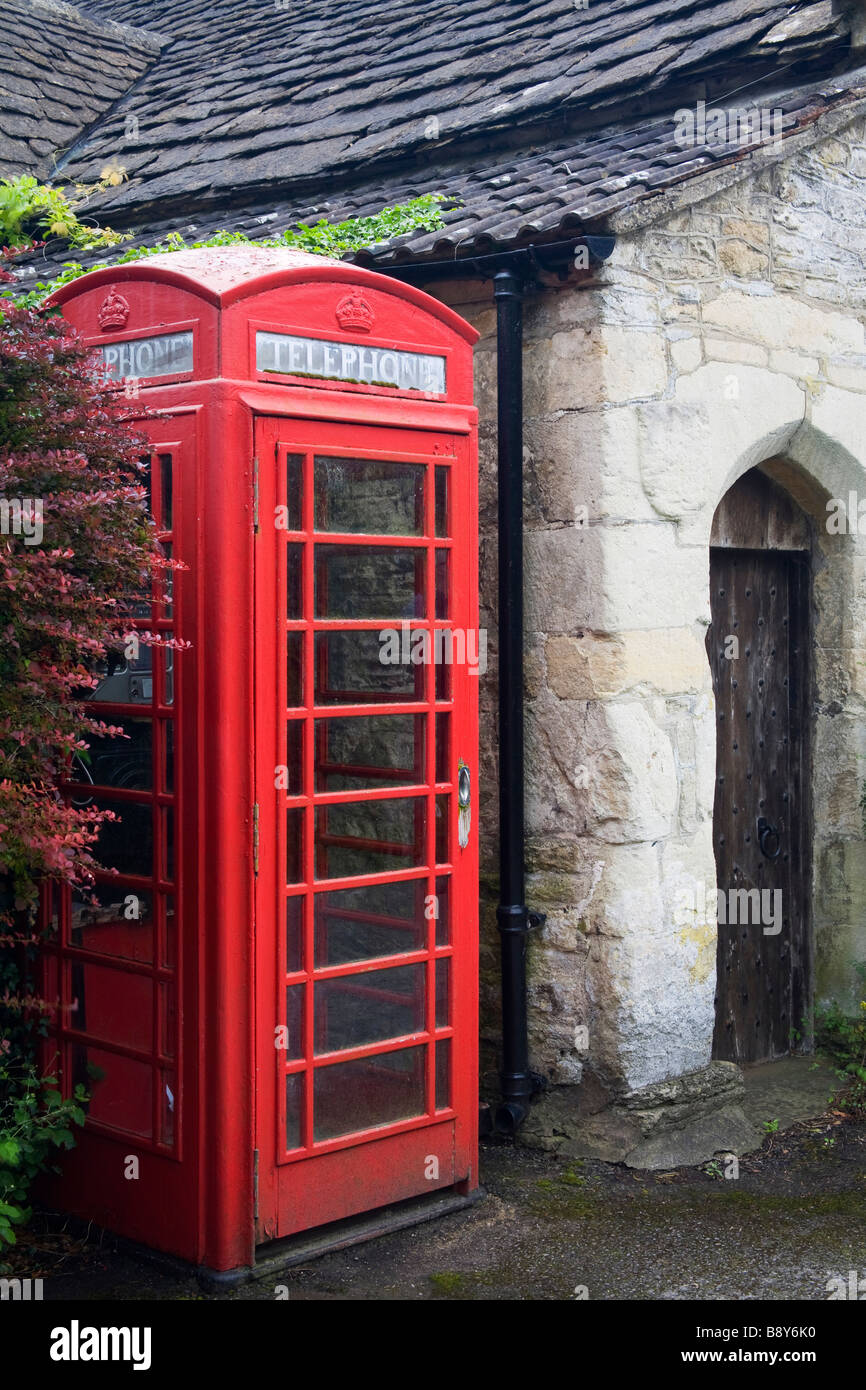 Cabine téléphonique à l'extérieur d'une maison, Castle Combe, Cotswold, Wiltshire, Angleterre Banque D'Images