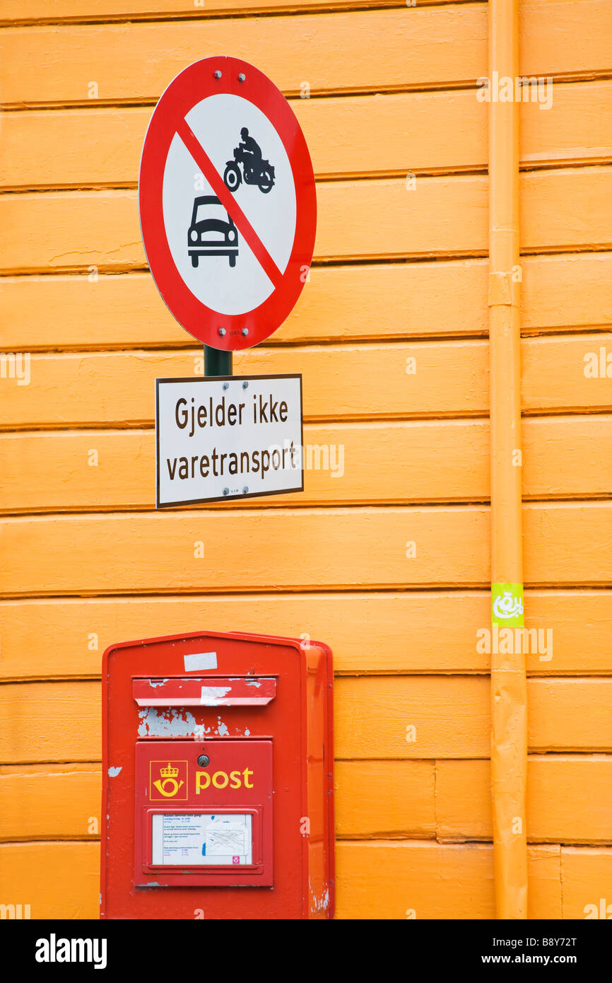 Close-up d'une boîte aux lettres et pas de véhicules autorisés signe, Stavanger, Norvège, du comté de Rogaland Banque D'Images