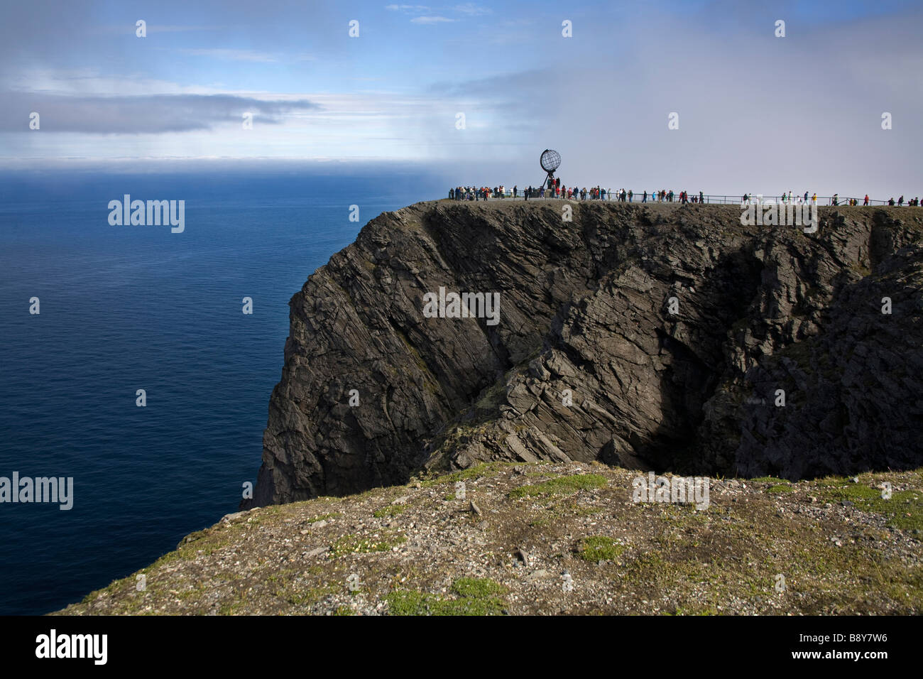 Les touristes et une sculpture sur une falaise, Honningsvag Honningsvag, Port, l'île de Mageroya, Nordkapp, comté de Finnmark, Norvège Banque D'Images