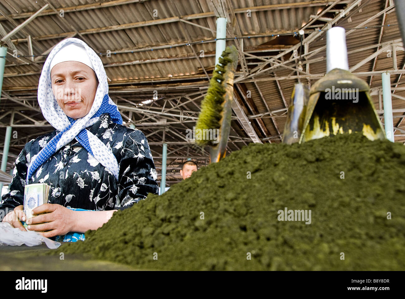Femme vendant du tabac dans le Bazar Chorsu, Shahrisabz, l'Ouzbékistan, en Asie Banque D'Images