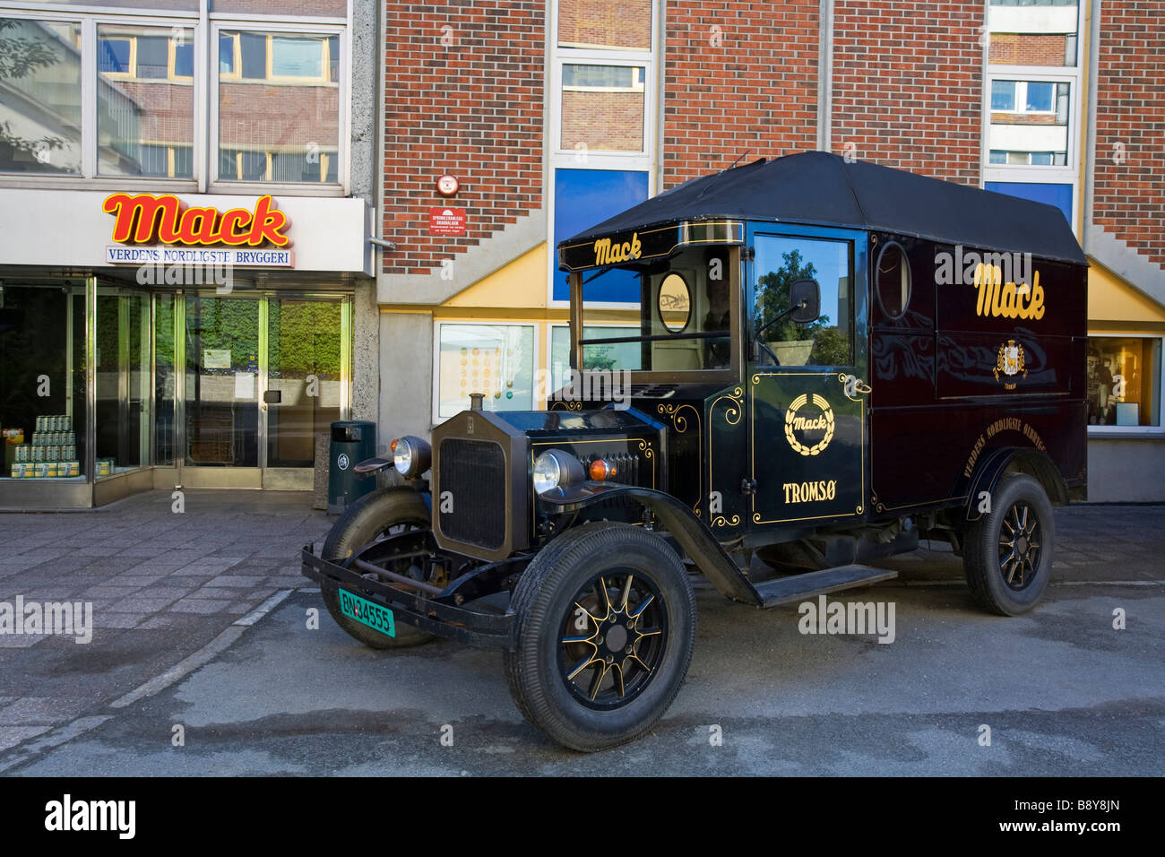 Vintage camion de livraison en face d'une brasserie, Tromso, Toms County, Nord-Norge, Norvège Banque D'Images