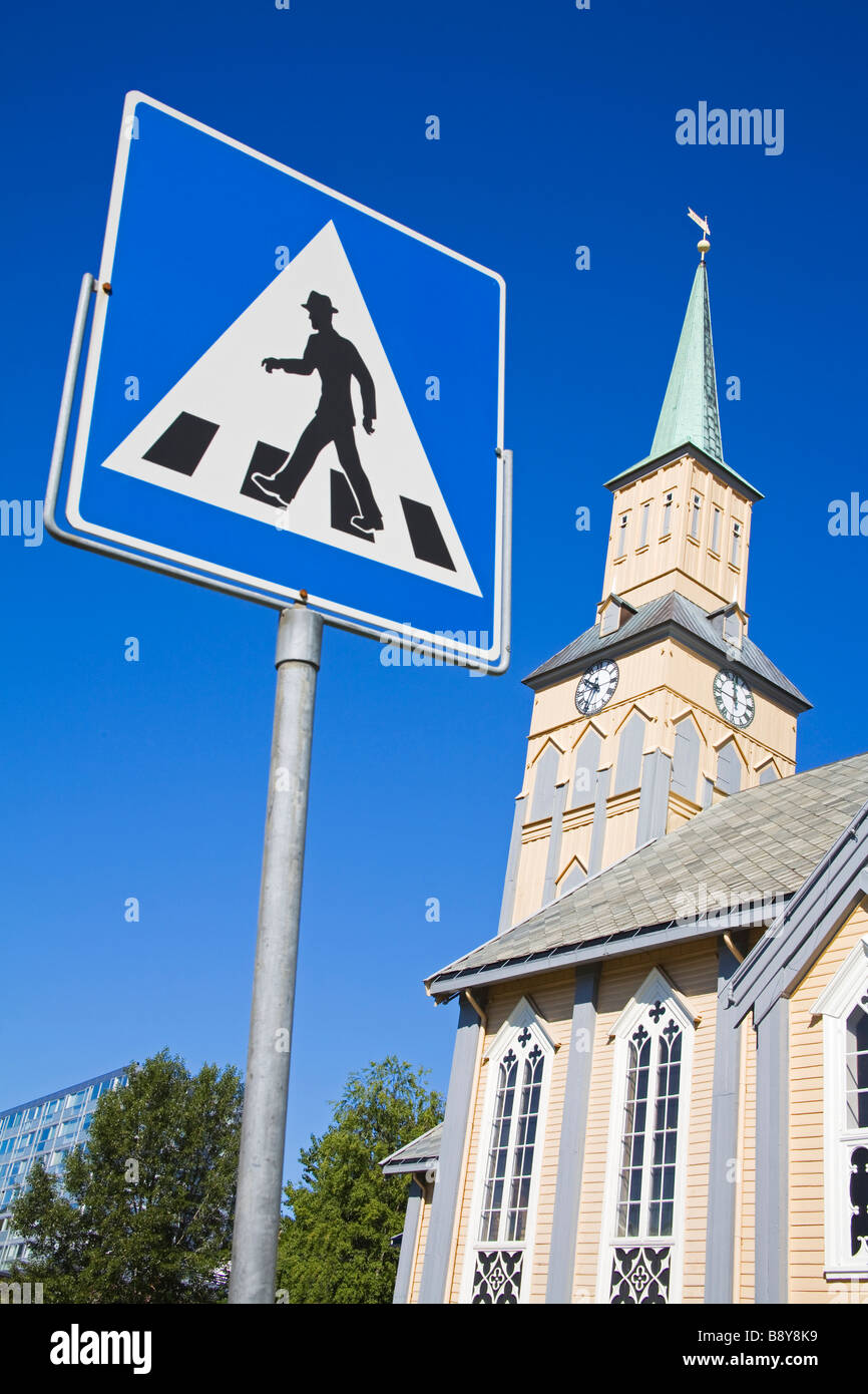 Passage pour piétons devant une cathédrale, Kirkeparken, Tromso, Toms County, Nord-Norge, Norvège Banque D'Images