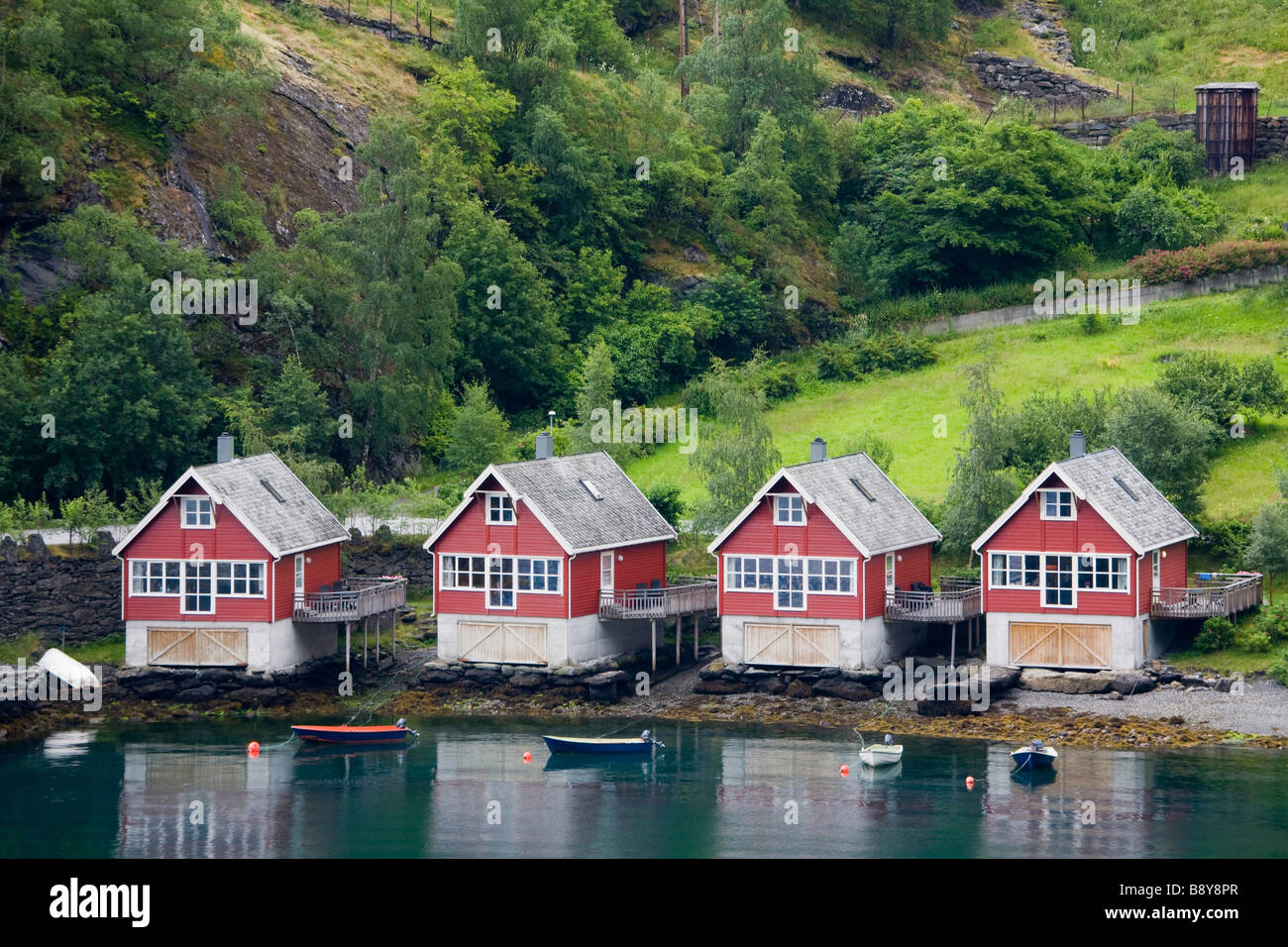 Les hangars à bateaux sur la côte, l'Aurlandsfjord, Flam, Sogn og Fjordane, Norvège Banque D'Images