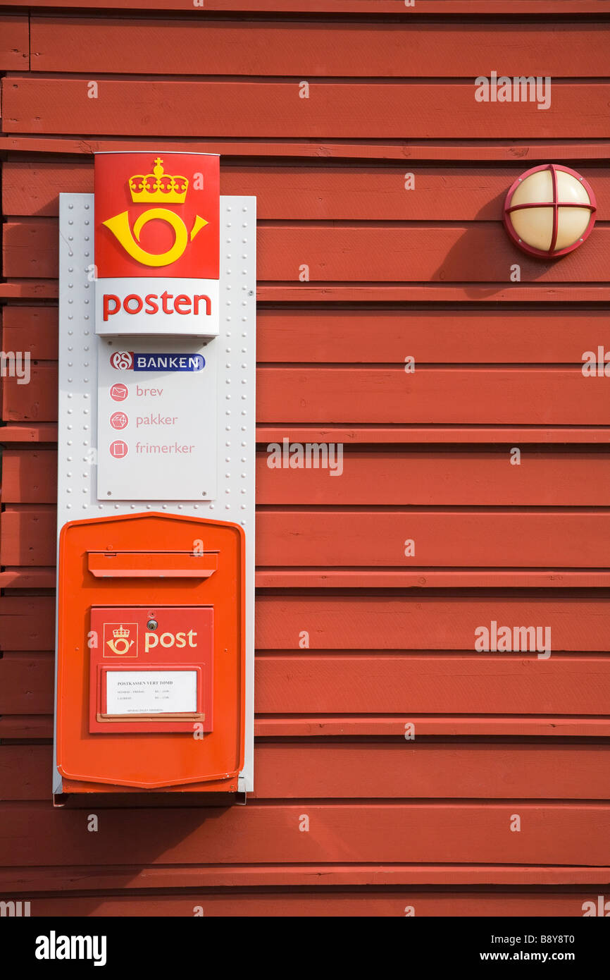 Post box sur un mur, Flam, l'Aurlandsfjord, Sogn og Fjordane, Norvège Banque D'Images
