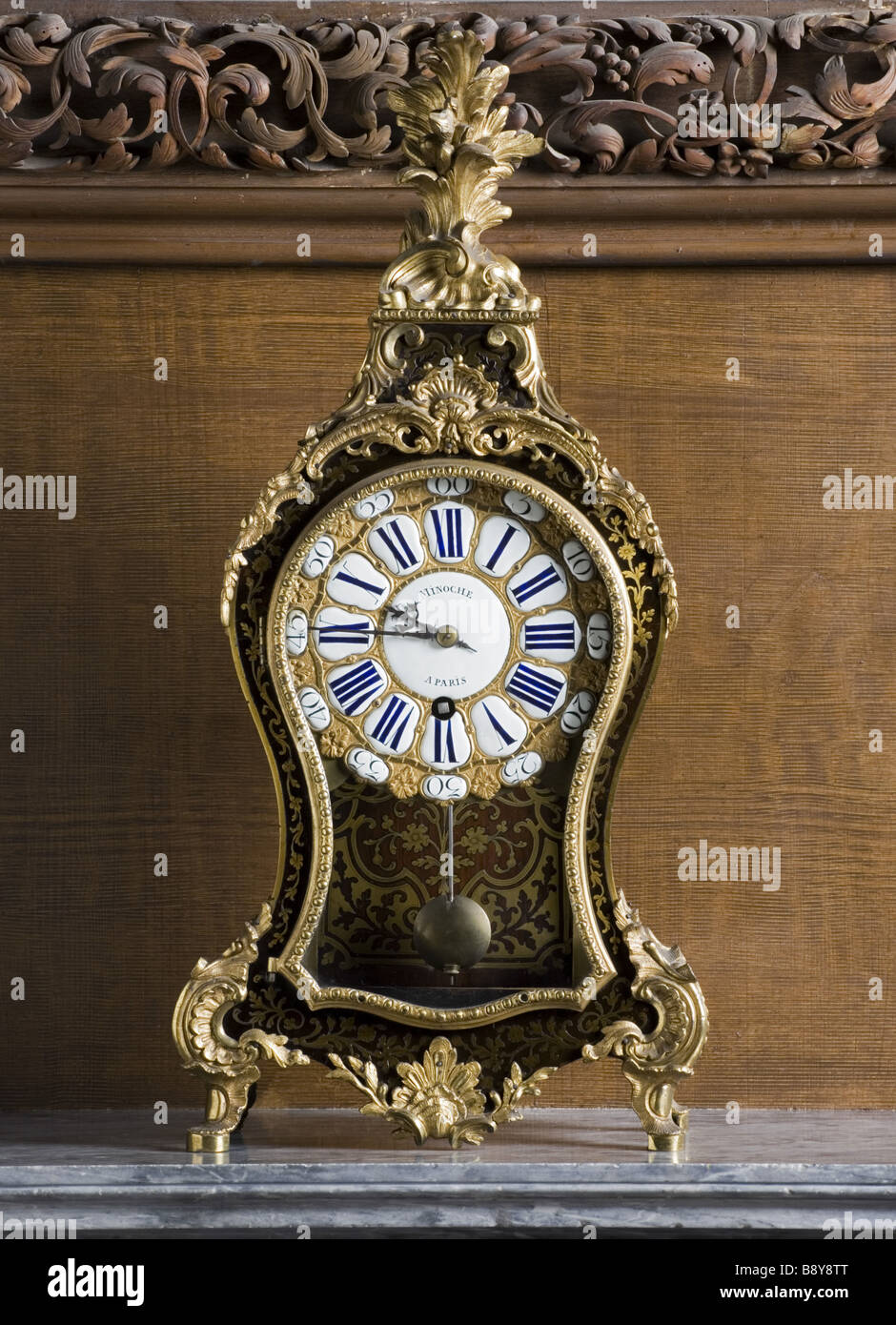 Monté bronze doré support Boulle réveil 17151723 par Minoche sculpté de Paris dans le chambre à Petworth House West Sussex Banque D'Images
