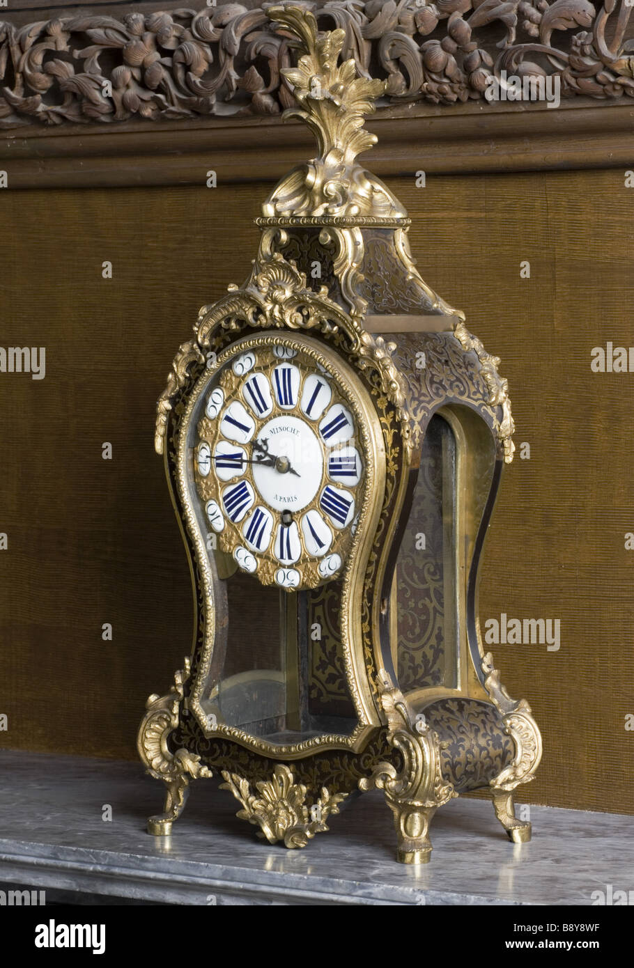 Monté bronze doré support Boulle réveil 17151723 par Minoche sculpté de Paris dans le chambre à Petworth House West Sussex Banque D'Images
