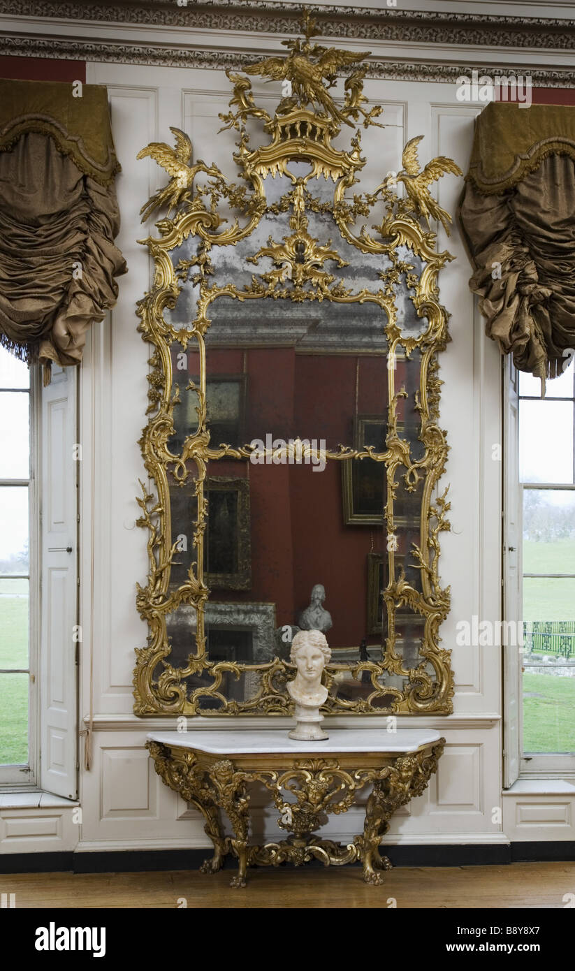 Jetée en bois doré et en verre 1755 table 1760 attribué à Whittle Norman dans la Salle Rouge à Petworth House West Sussex Banque D'Images