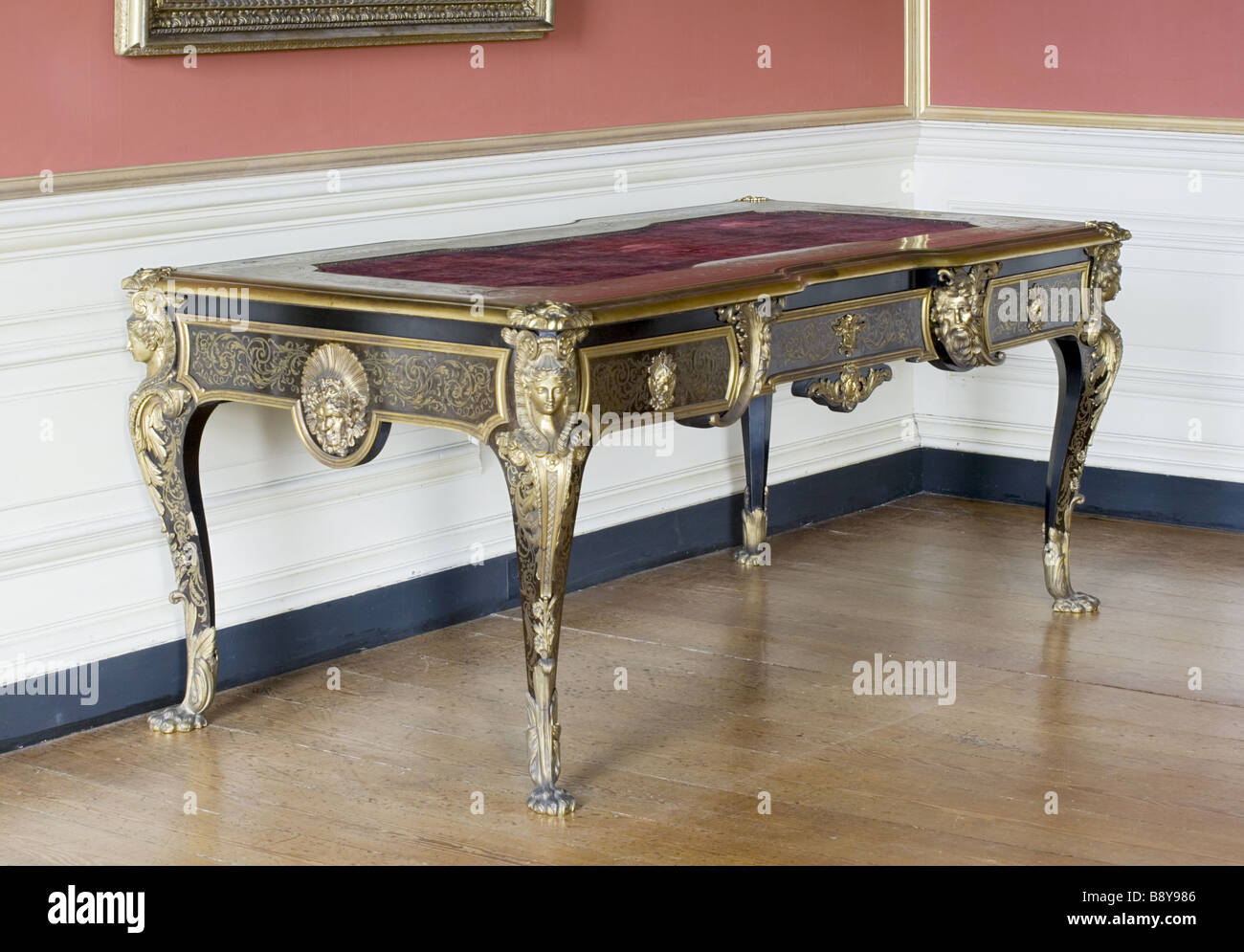 Boulle bureau plat ou table à écrire dans la Salle Rouge à Petworth House West Sussex Banque D'Images