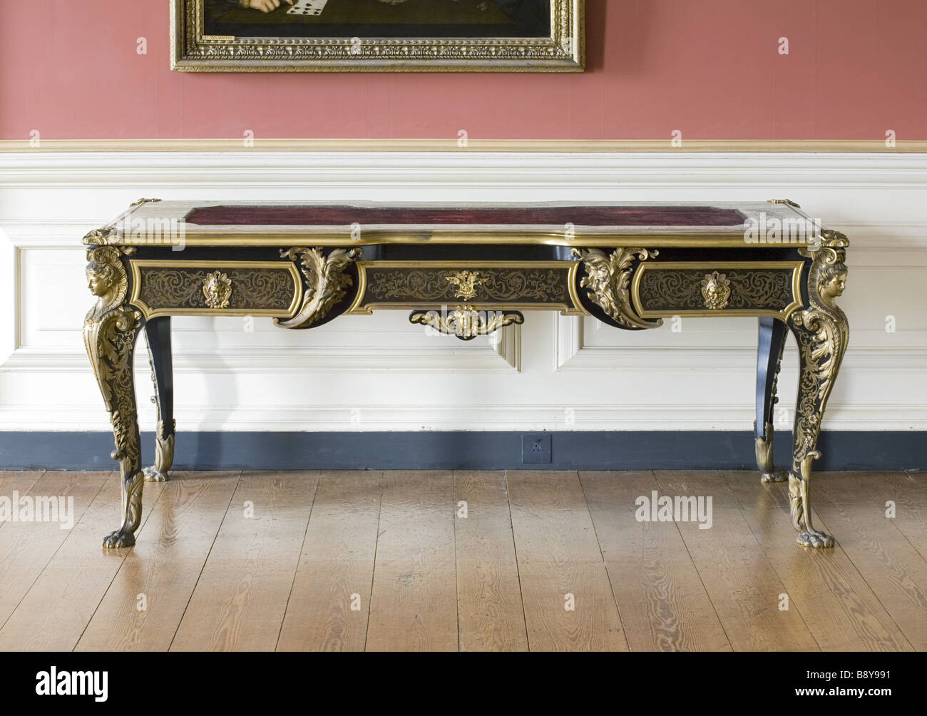 Boulle bureau plat ou table à écrire dans la Salle Rouge à Petworth House West Sussex Banque D'Images