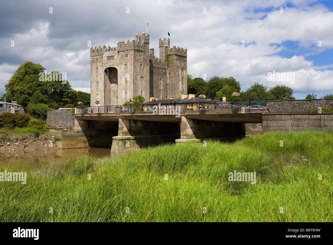 Nuages sur un château, le château de Bunratty, Bunratty, comté de Clare, Munster, République d'Irlande Province Banque D'Images