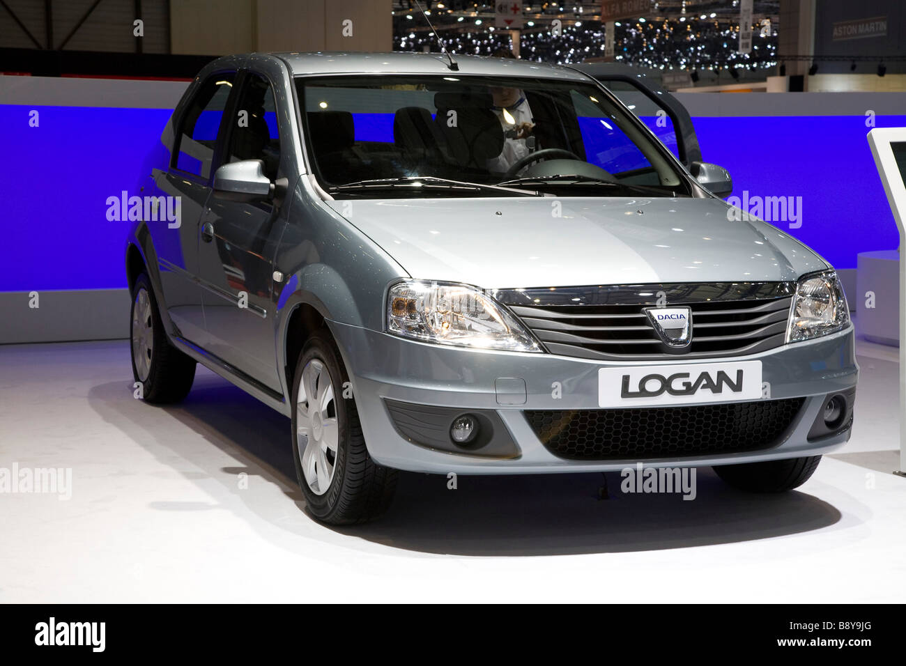 Dacia Logan indiqué lors d'un salon de l'automobile. Banque D'Images