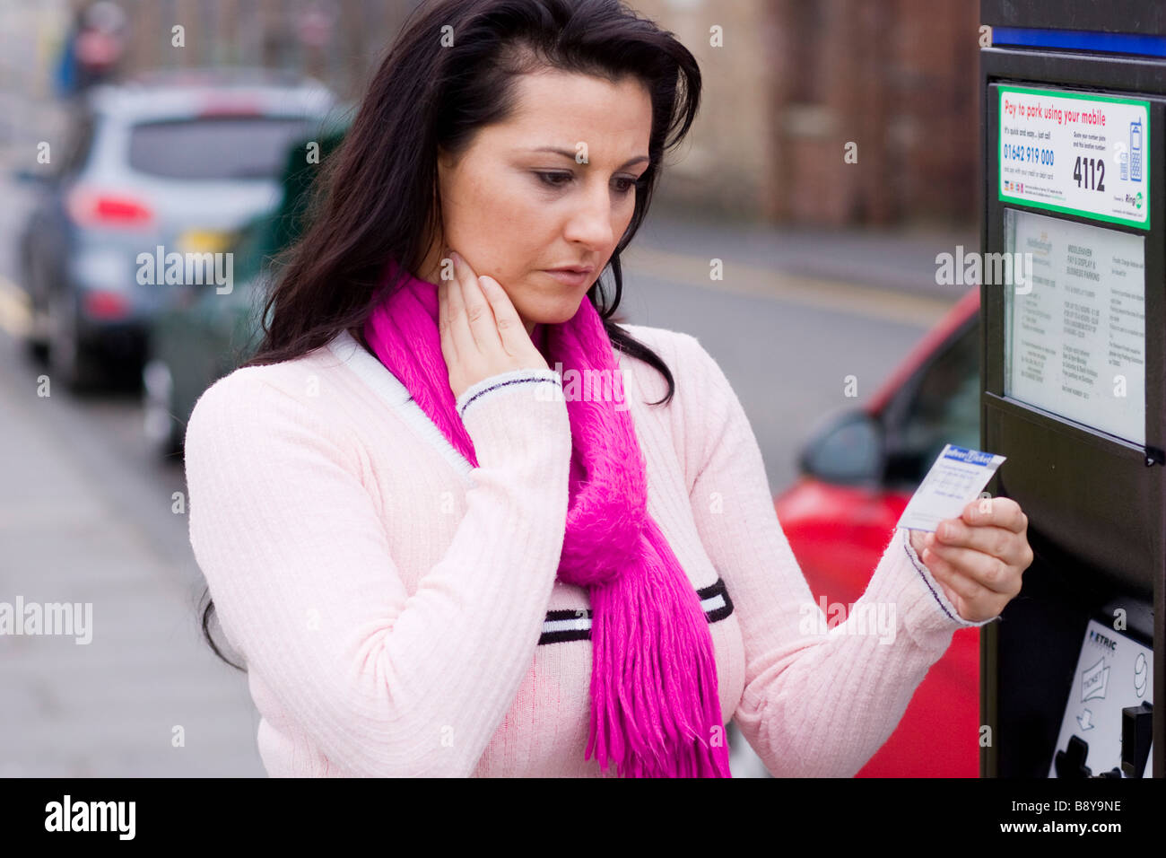 Femme avec ticket de parking Banque D'Images