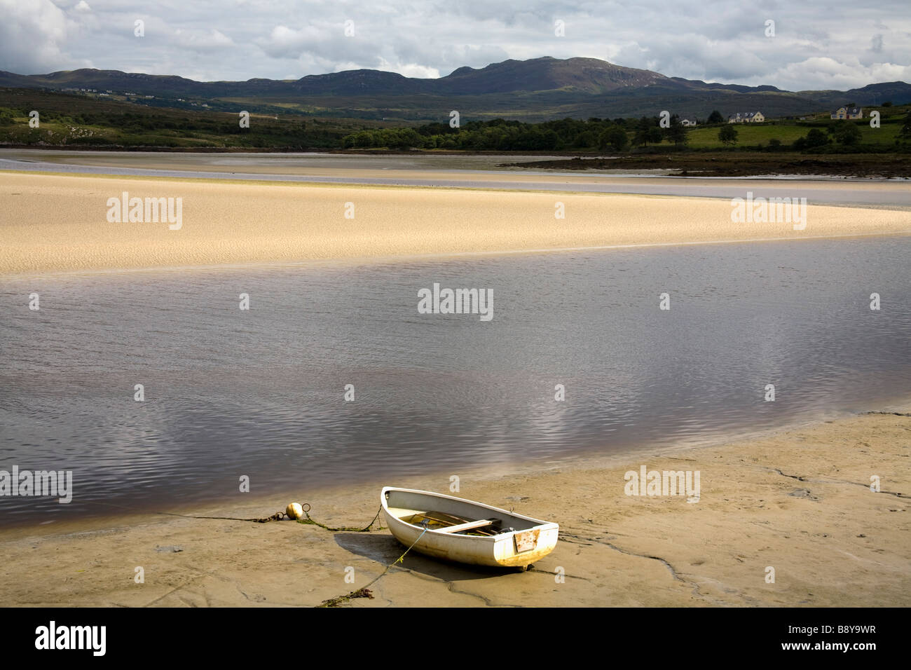 Bateau sur la plage, le Doe Castle, Creeslough, comté de Donegal, Irlande, Province de l'Ulster Banque D'Images