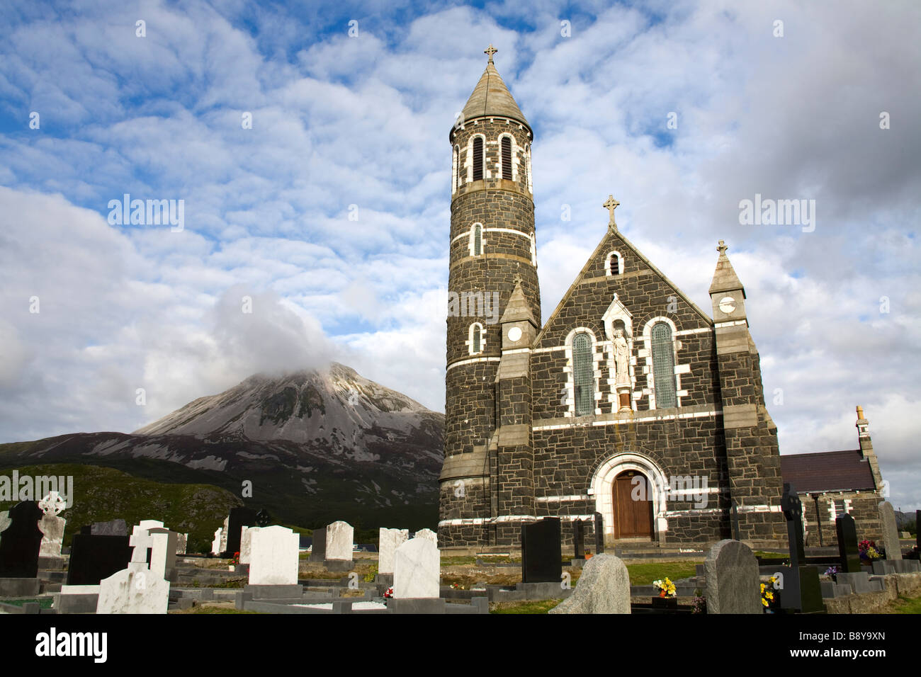 Tombes du cimetière de l'église dans la montagne en arrière-plan l'Église Dunlewy County Donegal Mount Errigal Province Ulster Irlande Banque D'Images