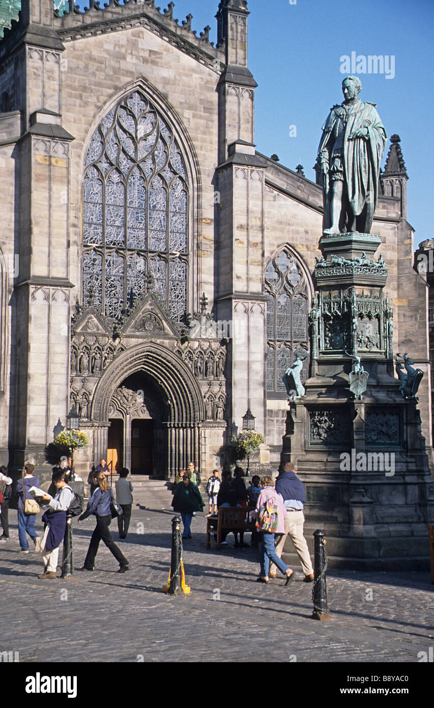 Édimbourg, avant de l'ouest de la cathédrale St Giles, la Haute Église, et statue à la Cinquième Duc de Buccleuch. Banque D'Images