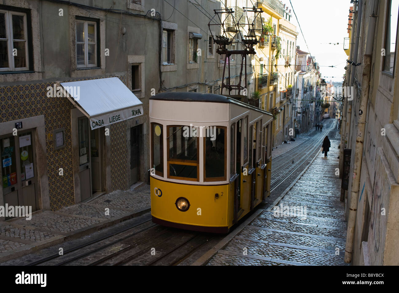 Lisbonne, Portugal. Le tramway les rues de la capitale, Lisbonne Banque D'Images